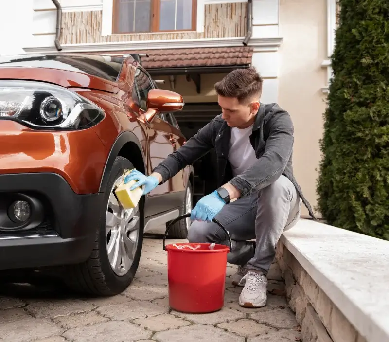 Lavage auto à domicile Saint-Nicolas-de-Sommaire : professionnel intervenant sur un véhicule
